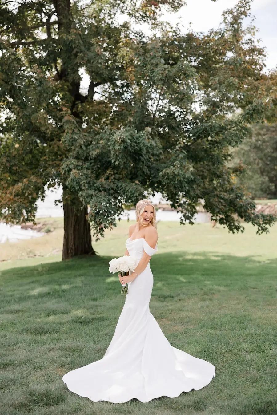Allie&#39;s Classic Elegant Waterfront Wedding in Connecticut Image