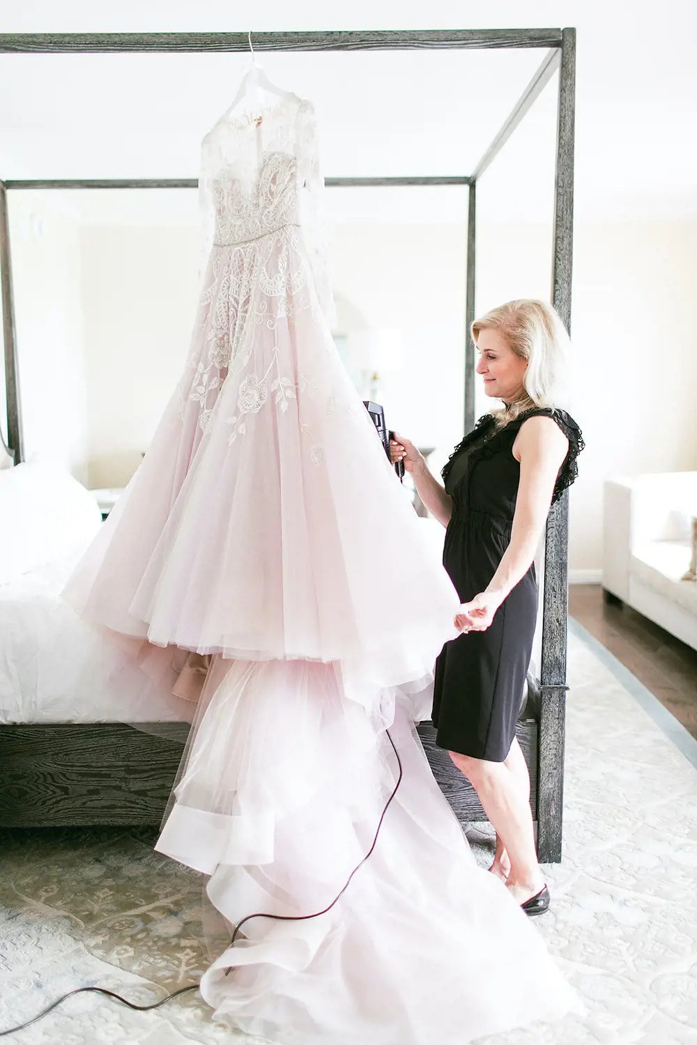 Secrets To A Wrinkle Free Wedding Dress On Wedding Day. Desktop Image