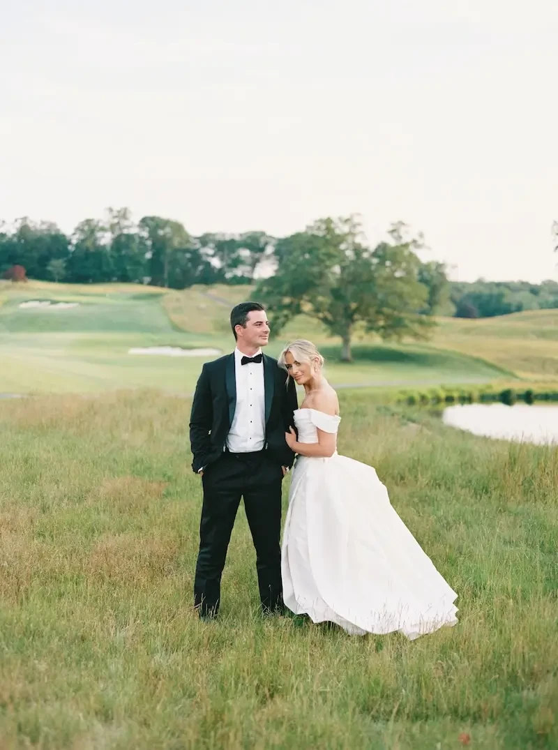 Gabby&#39;s Breezy Summer Wedding in Connecticut. Mobile Image