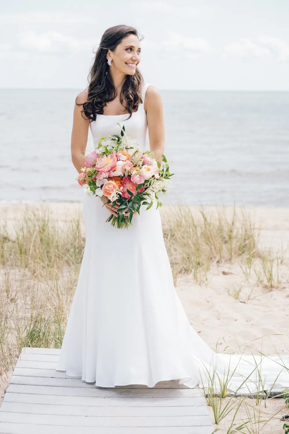 Chrissy&#39;s Simple Chic Beach Wedding in Connecticut. Desktop Image