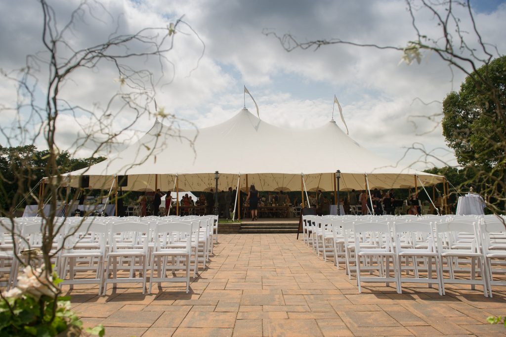 Jillian + Michael&#39;s Rustic Summer Wedding. Desktop Image